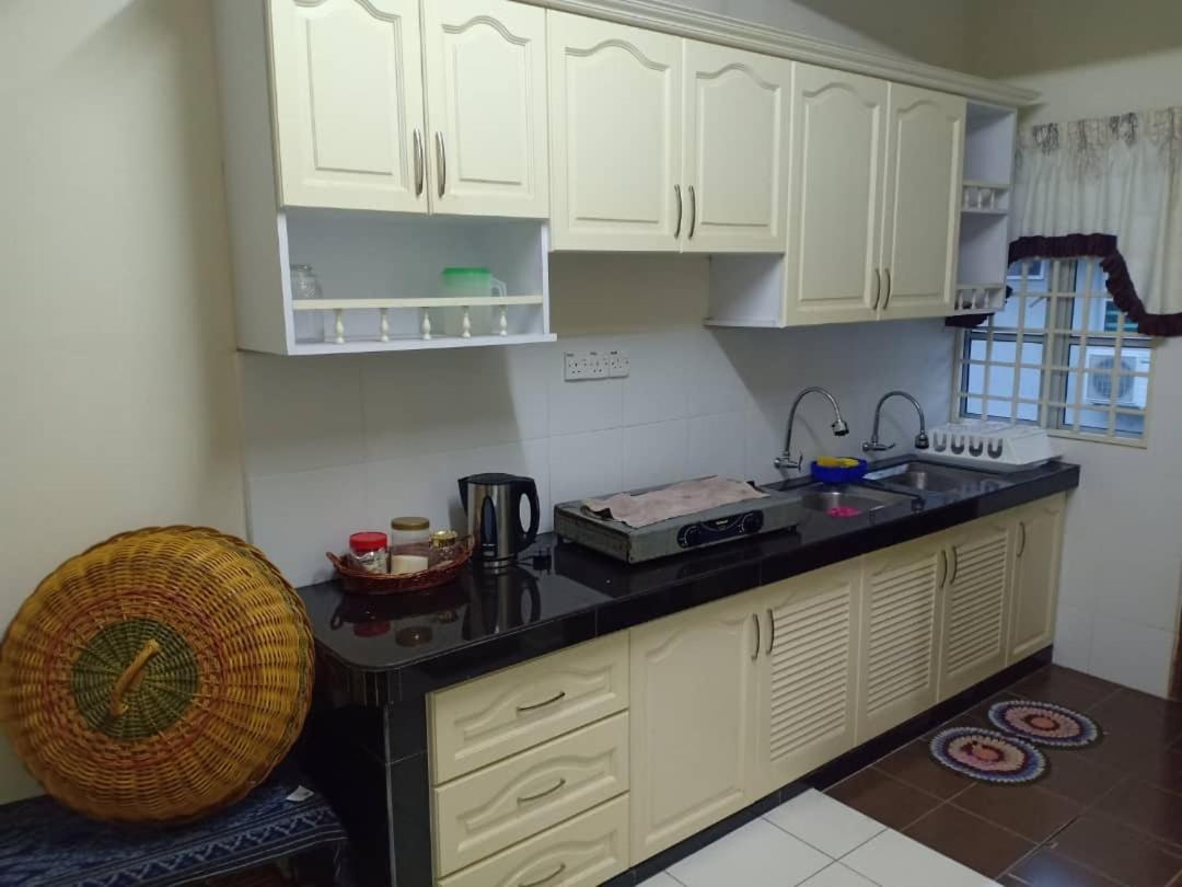Kh Homestay Comfy N Calm Сері-Манджунґ Екстер'єр фото