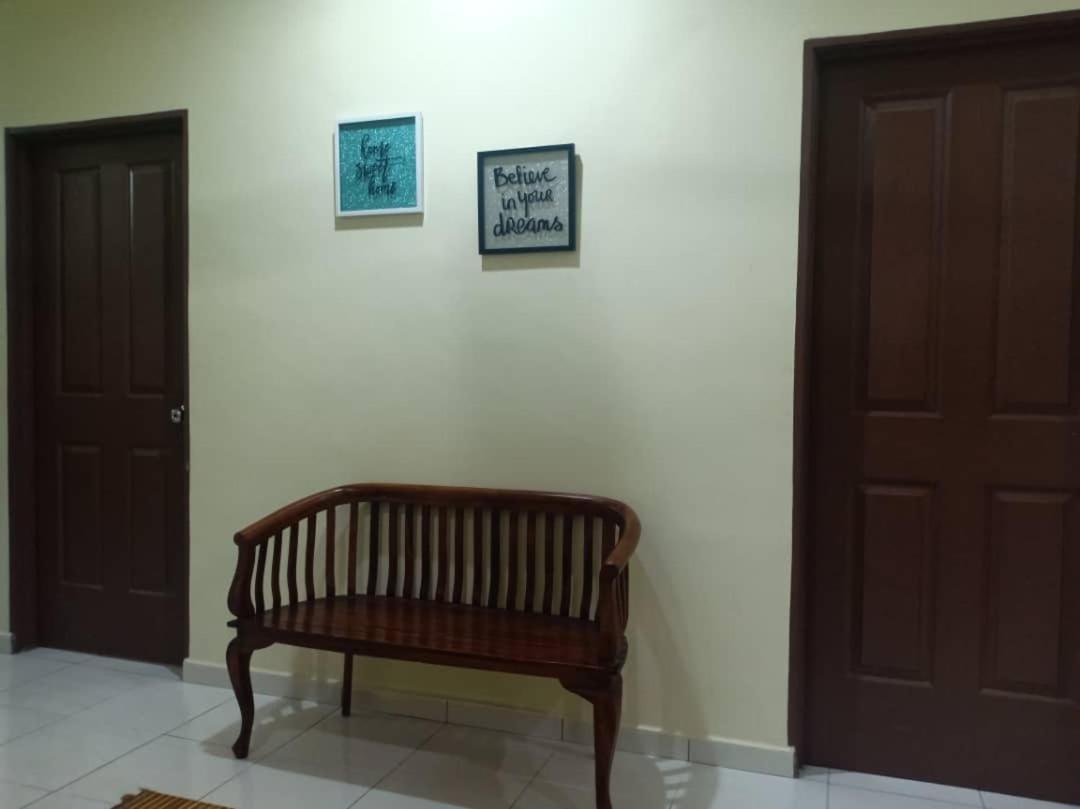 Kh Homestay Comfy N Calm Сері-Манджунґ Екстер'єр фото